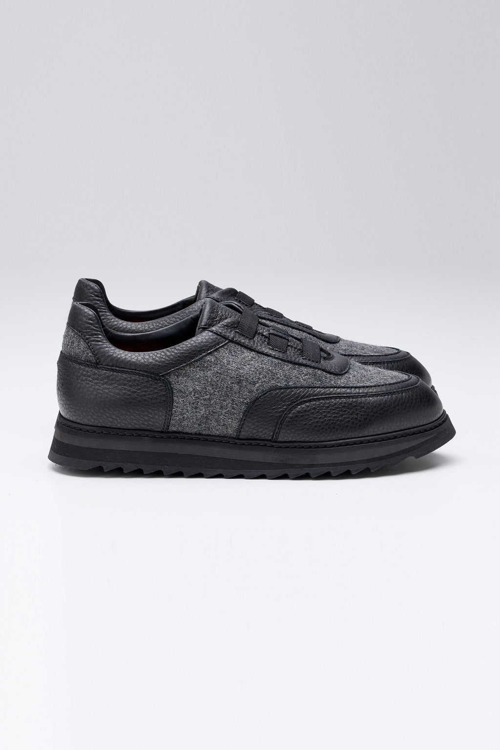 Siyah Gri Bağcıksız Örgü Deri Sneaker - Image 1
