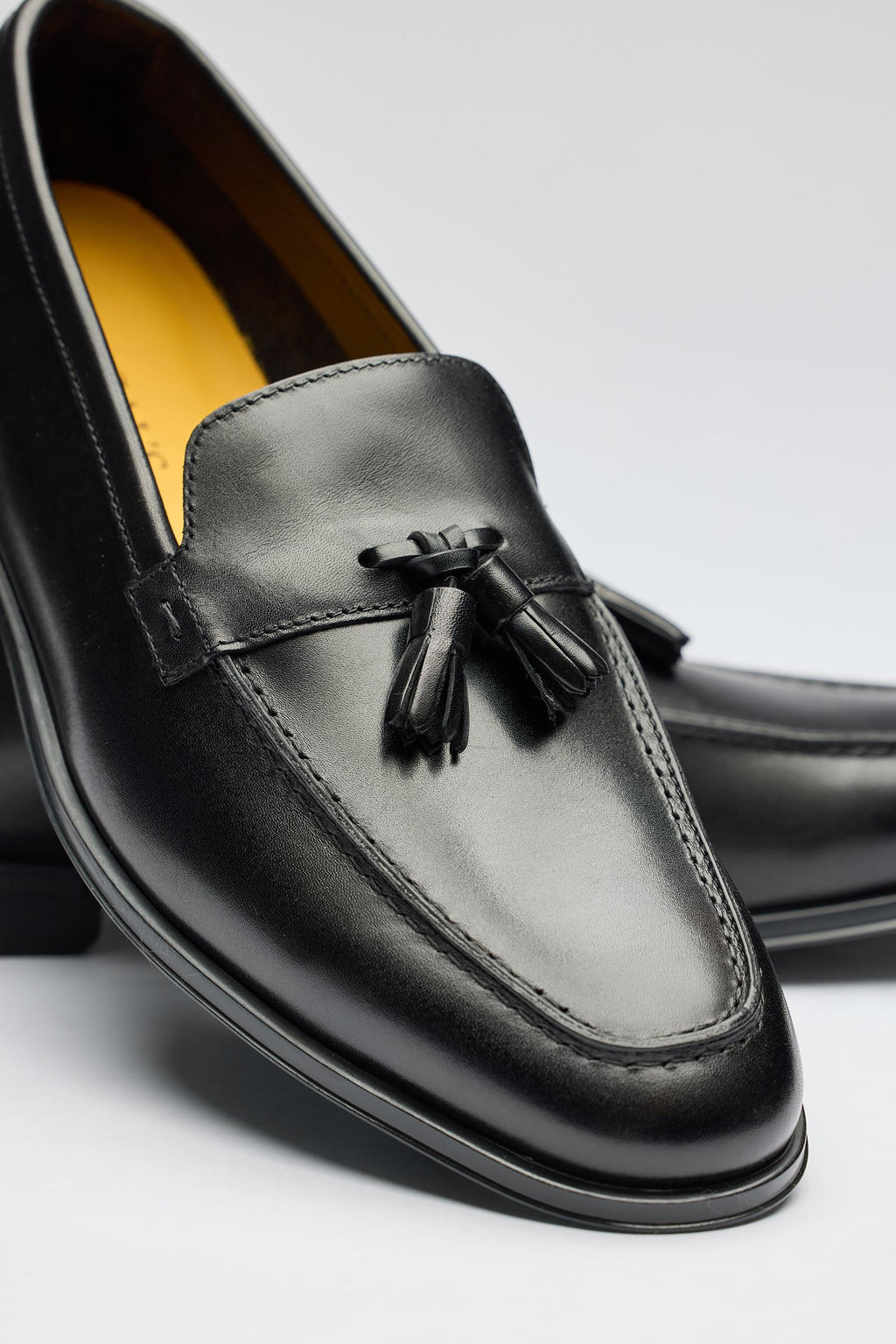 Siyah Püsküllü Deri Loafer