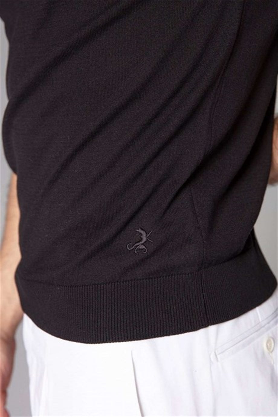 Yüksek Yaka Siyah Renk İpekli Triko - Image 4